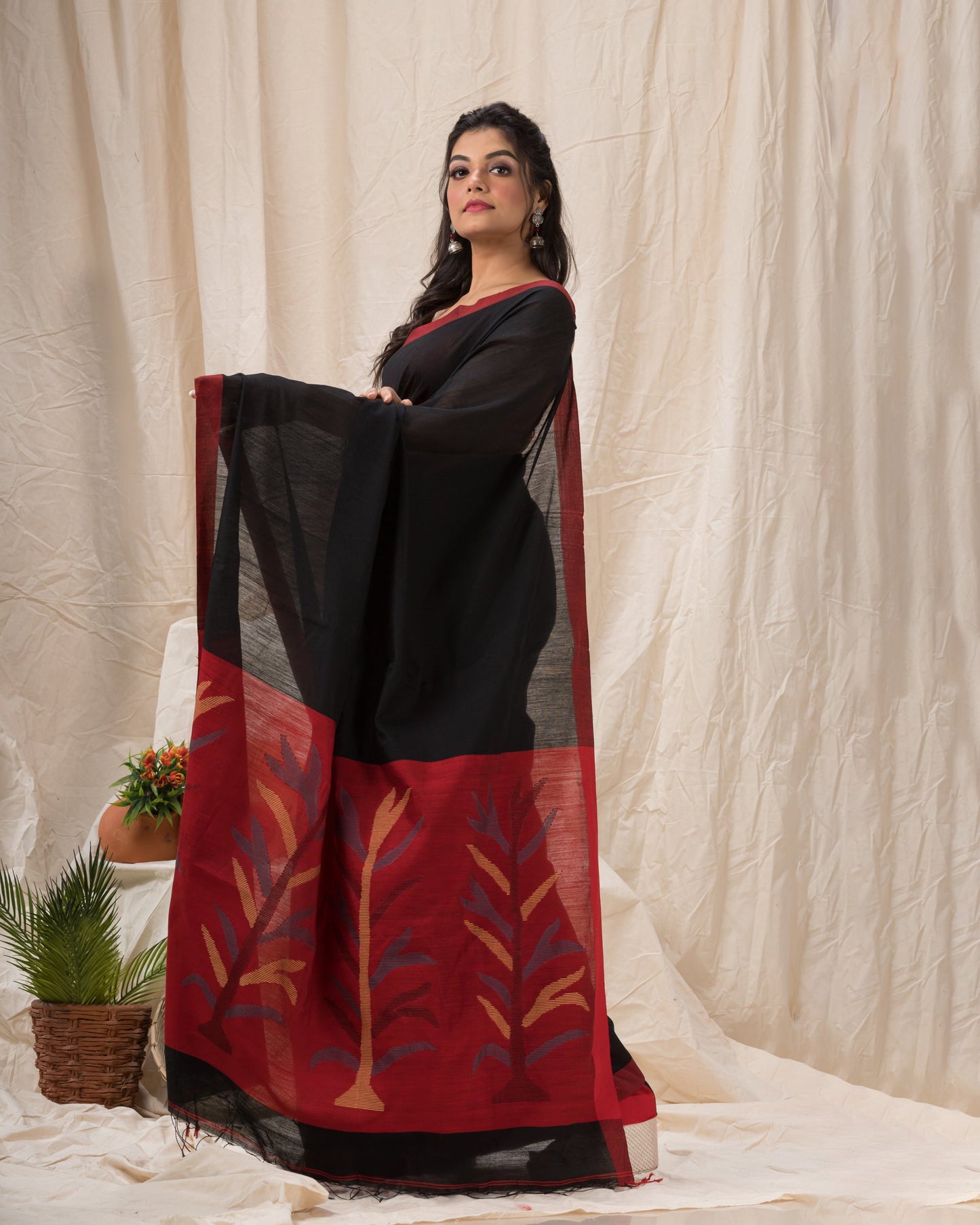 Women's Black Cotton Blend Handloom Jamdani Saree