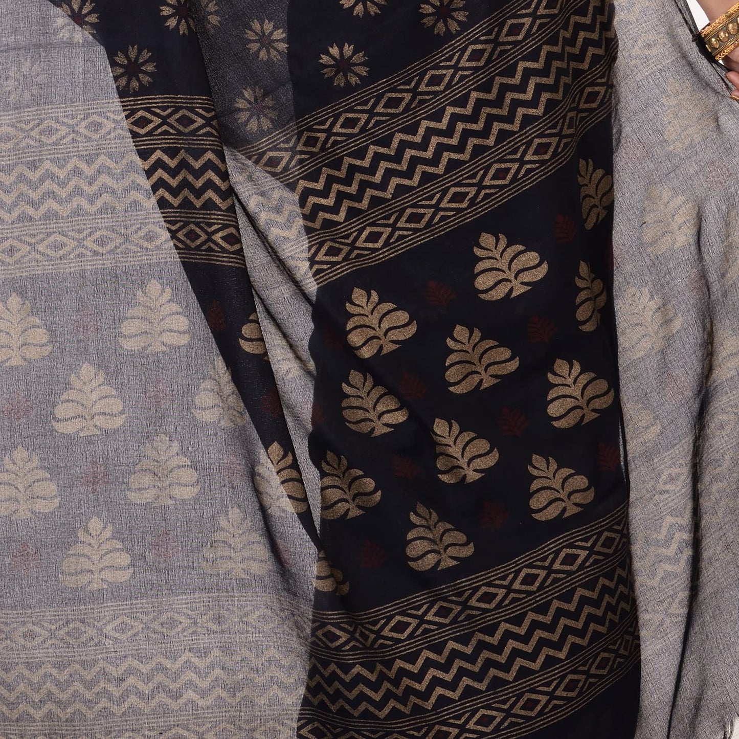 Women's Handspun Cotton Black Handloom Print Saree