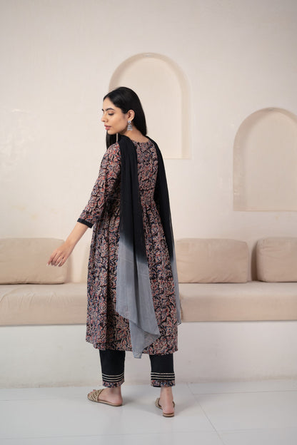 Womenâ€™s Black Printed Kurta with pant set by Myshka