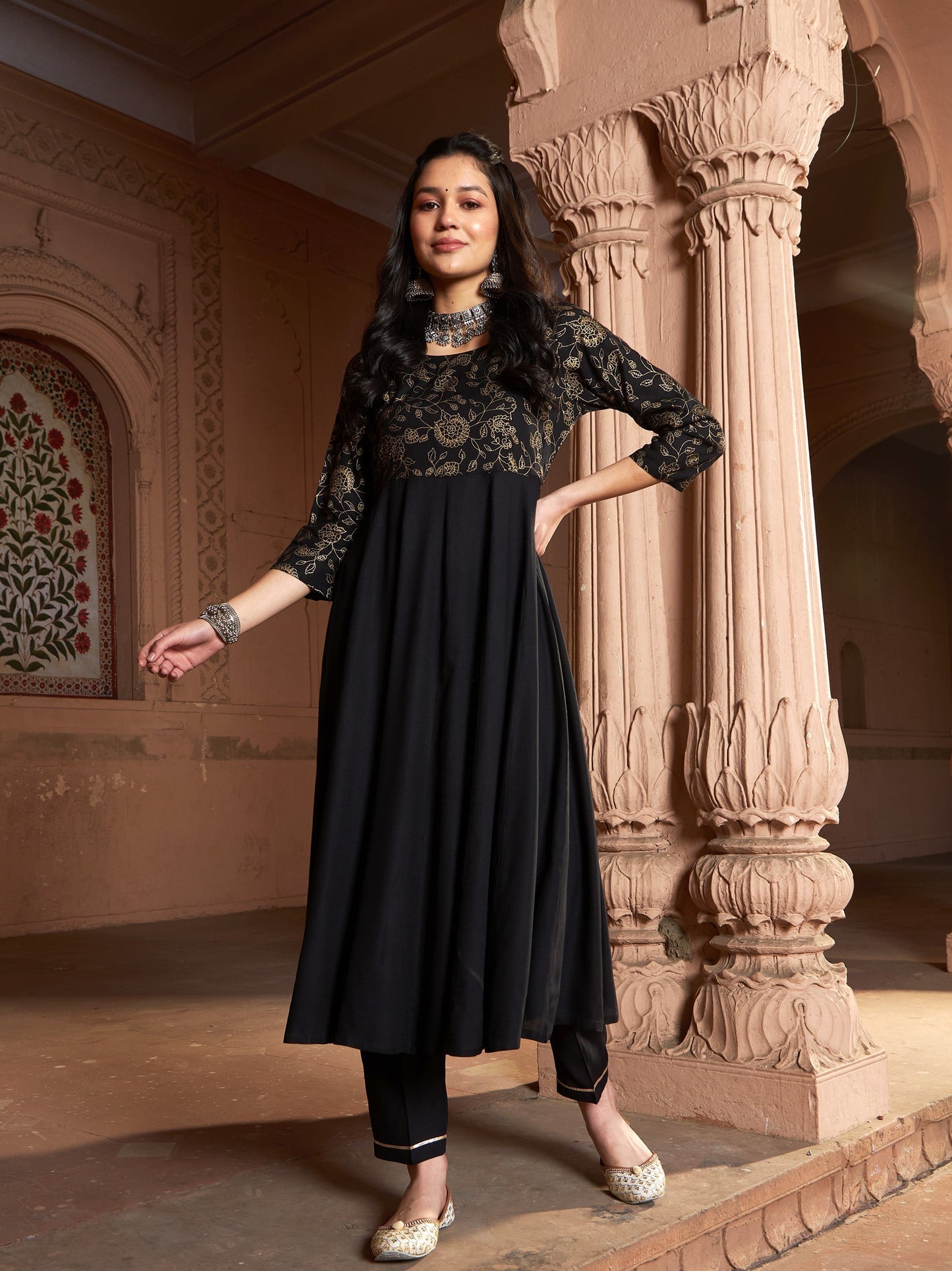 Women's Black Floral Bodice Foil Anarkali Kurta With Pants