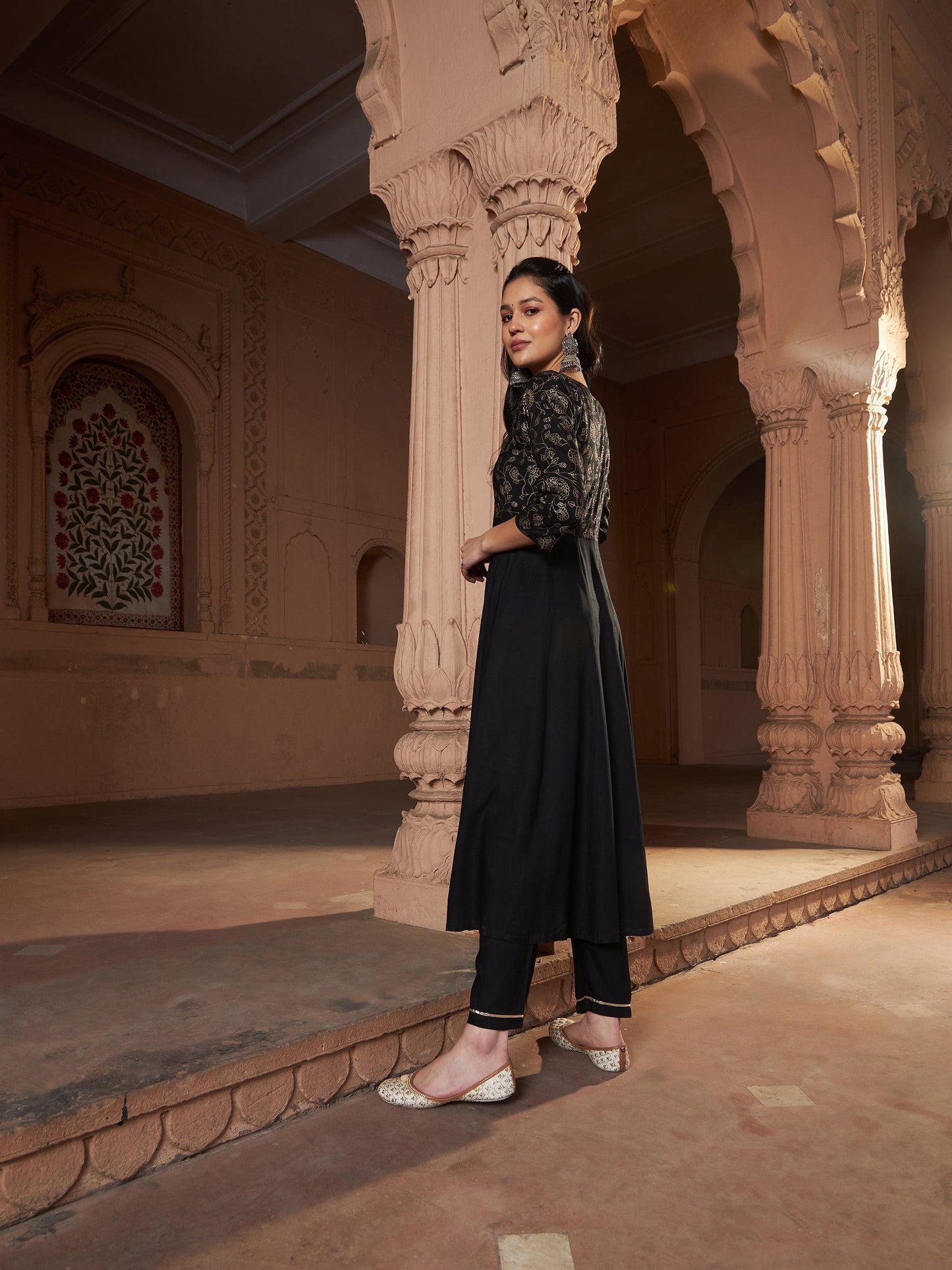 Women's Black Floral Bodice Foil Anarkali Kurta With Pants