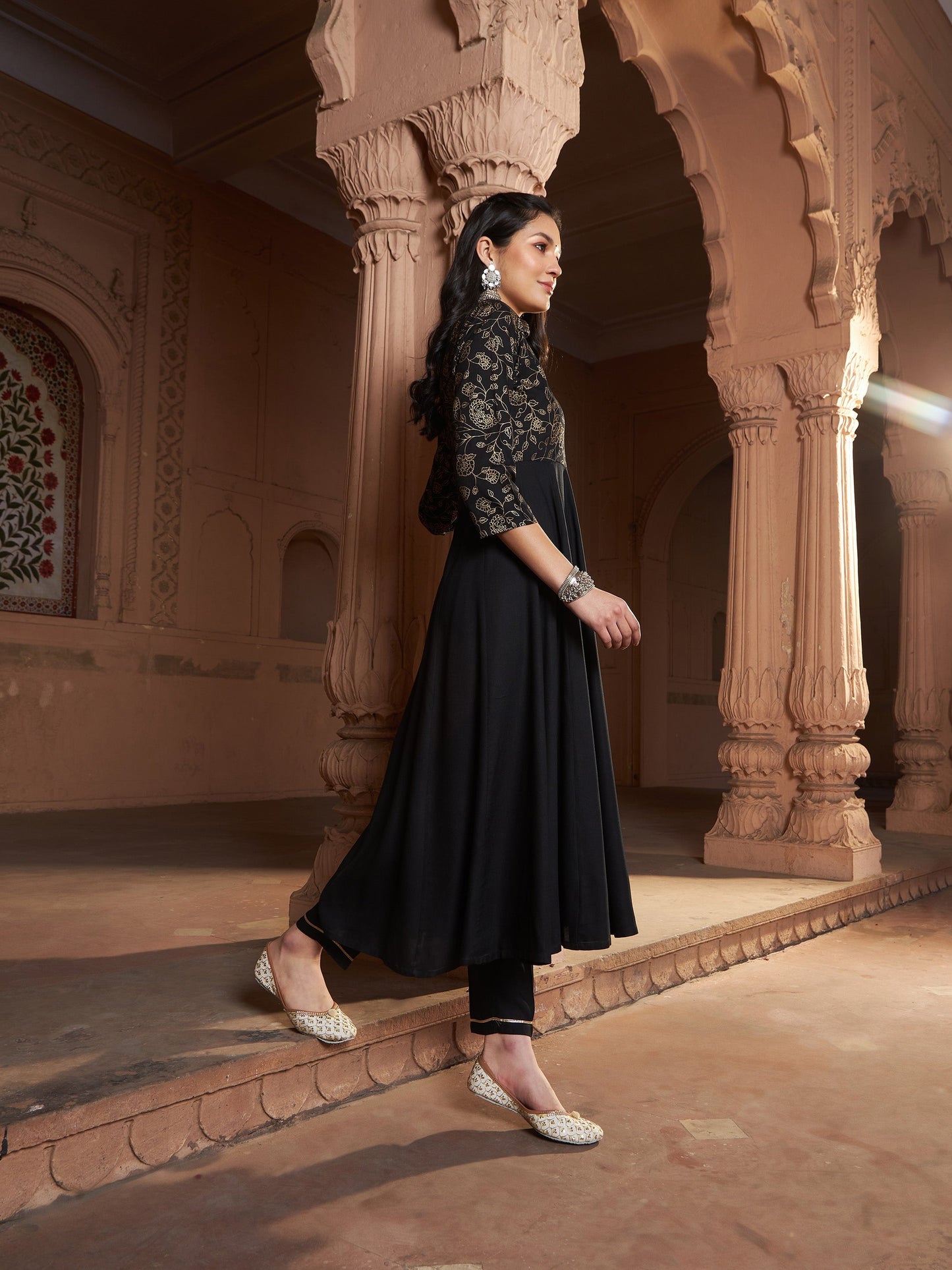 Women's Black Floral Bodice Foil Anarkali Kurta With Pants