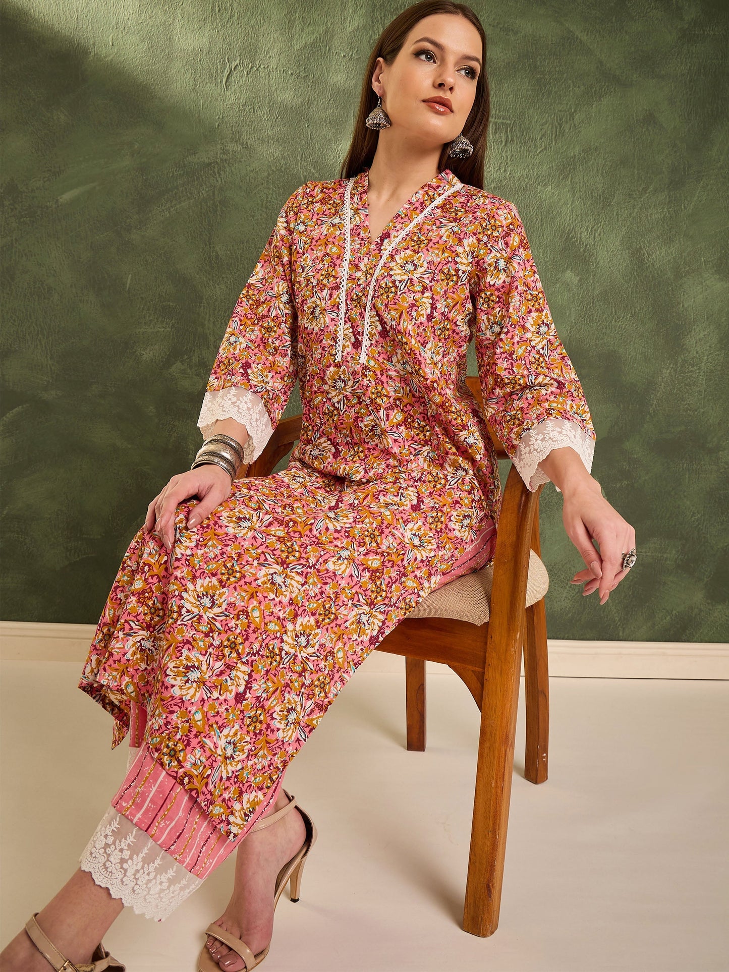 Women's Pink Floral V Neck Lace Kurta With Pants