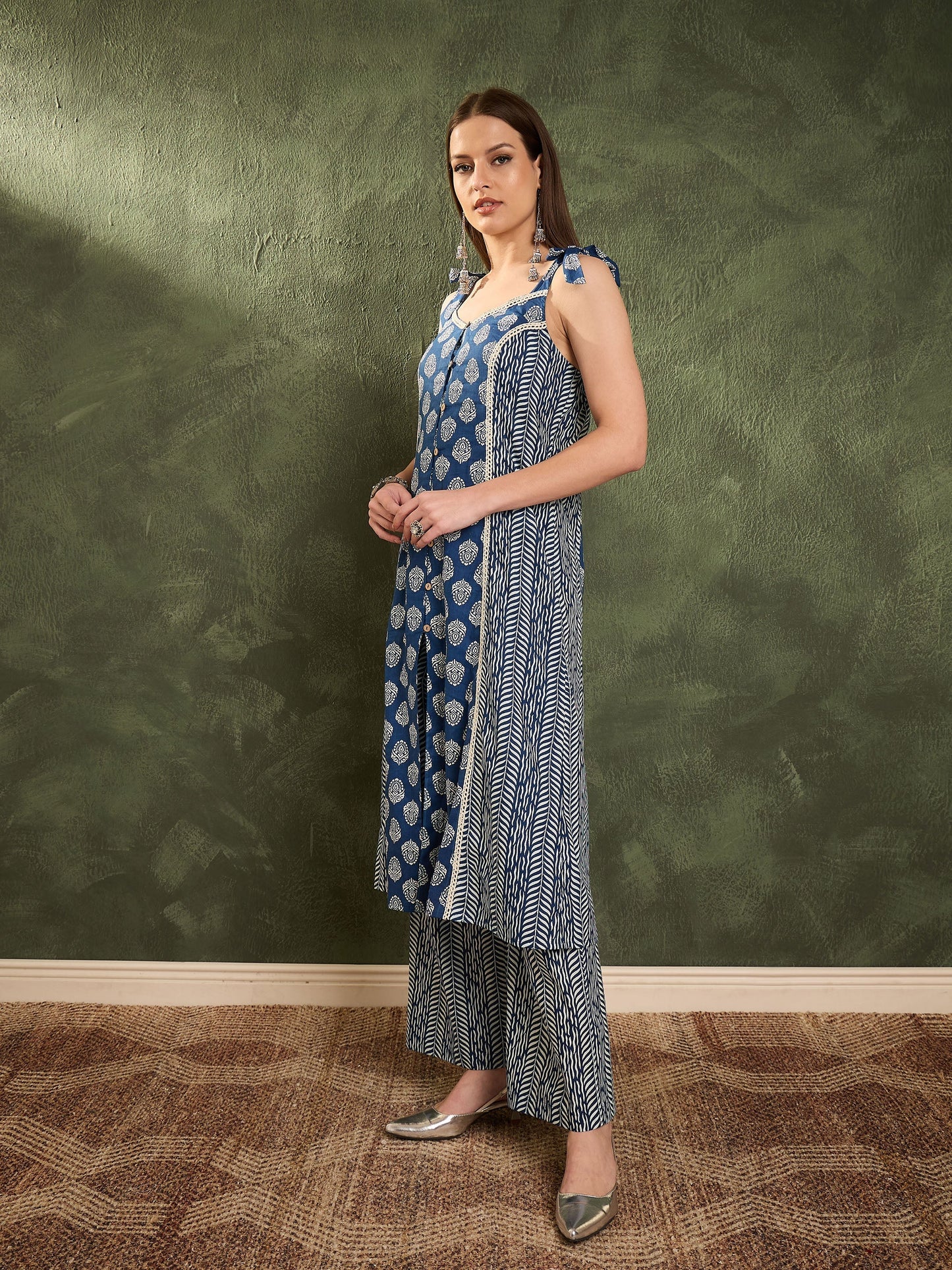Women's Blue Floral Front Button Slit Kurta With Pants