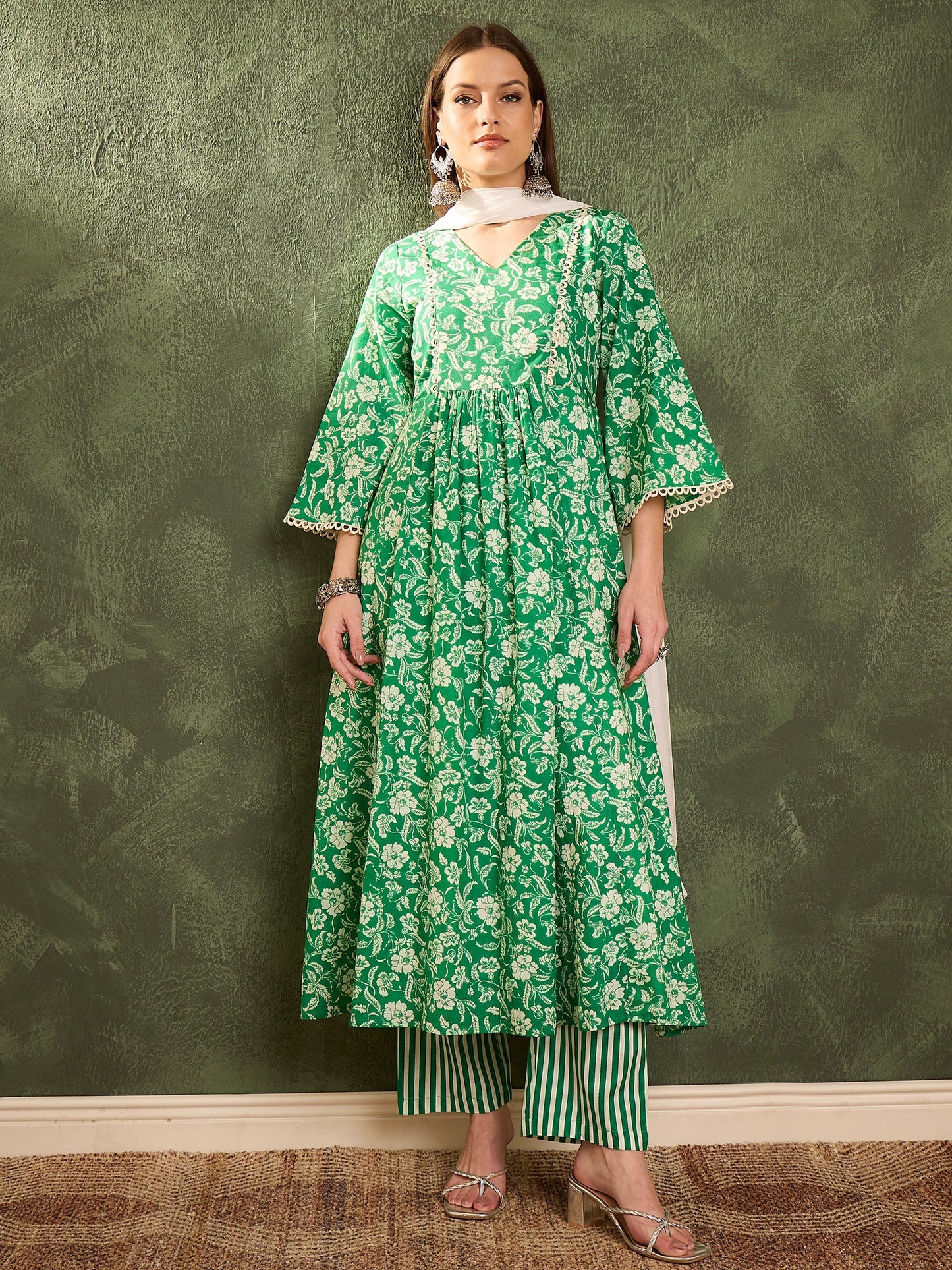Women's Green & White Floral Gathered Kurta Set with Dupatta