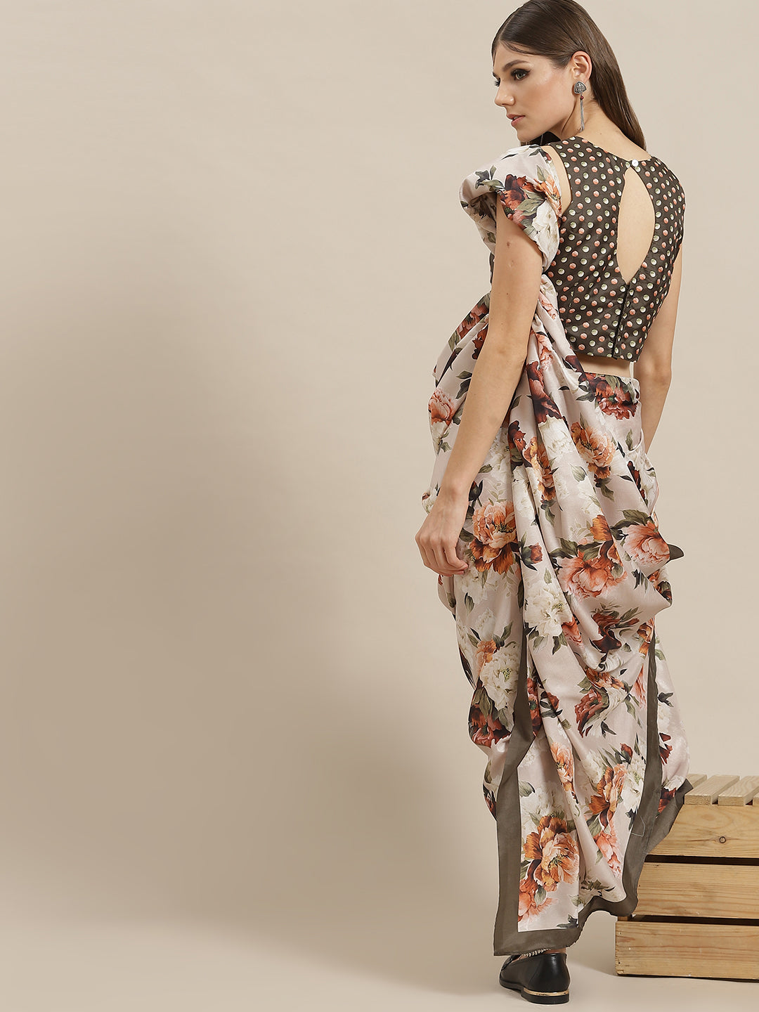 Women's Beige Floral Print Saree With Blouse Piece