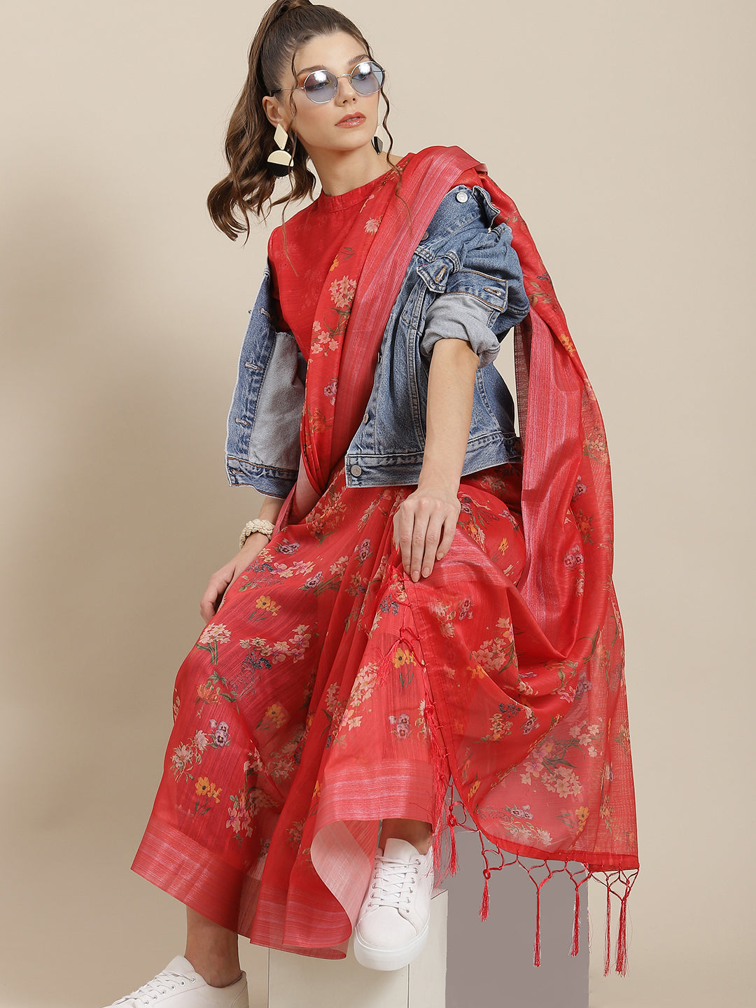 Women's Red Floral Print Saree With Blouse Piece
