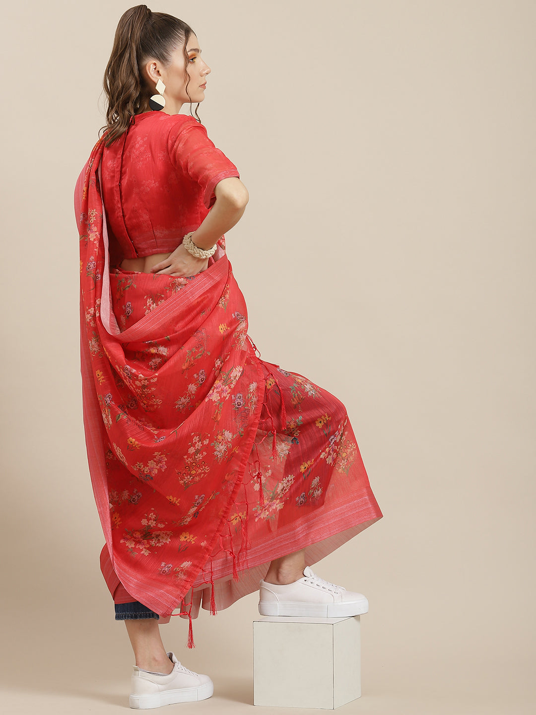 Women's Red Floral Print Saree With Blouse Piece