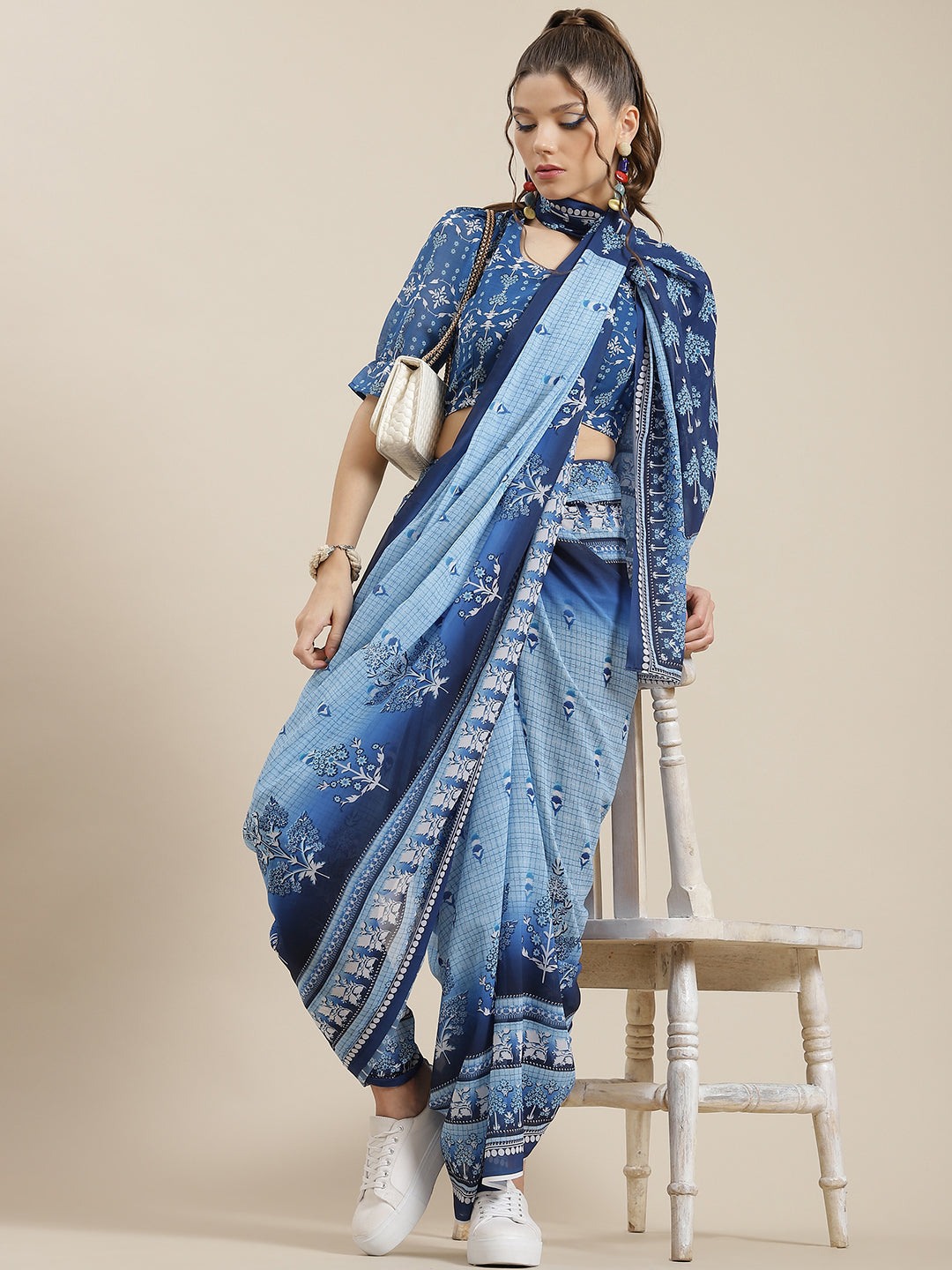 Women's Blue Floral Print Saree With Blouse Piece