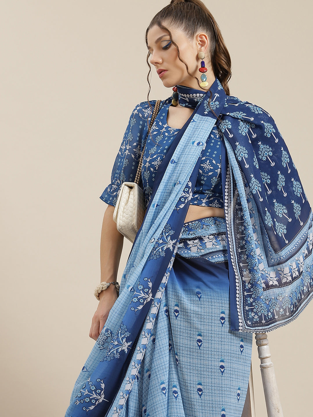 Women's Blue Floral Print Saree With Blouse Piece