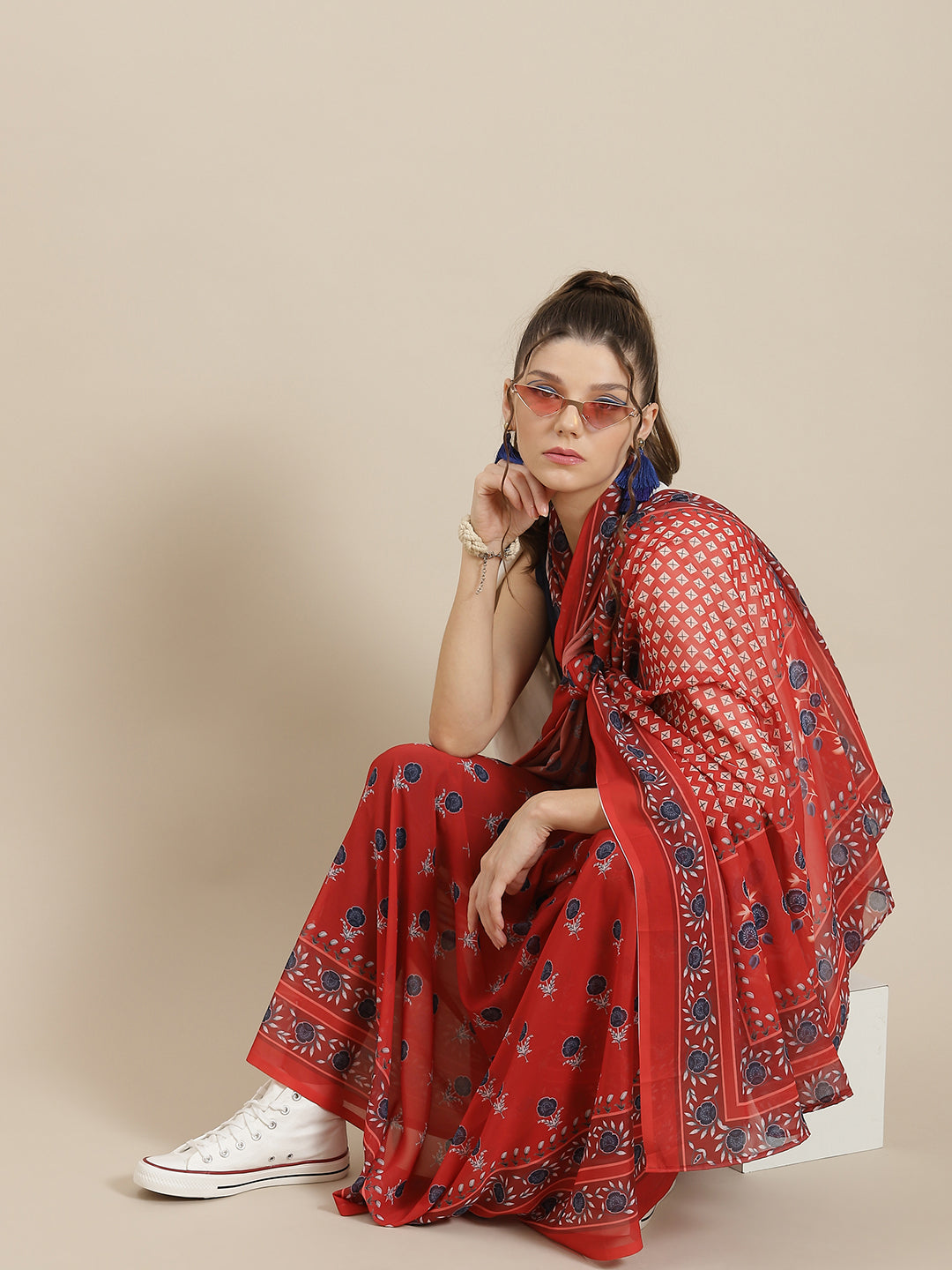 Women's Red & Blue Floral Print Saree With Blouse Piece