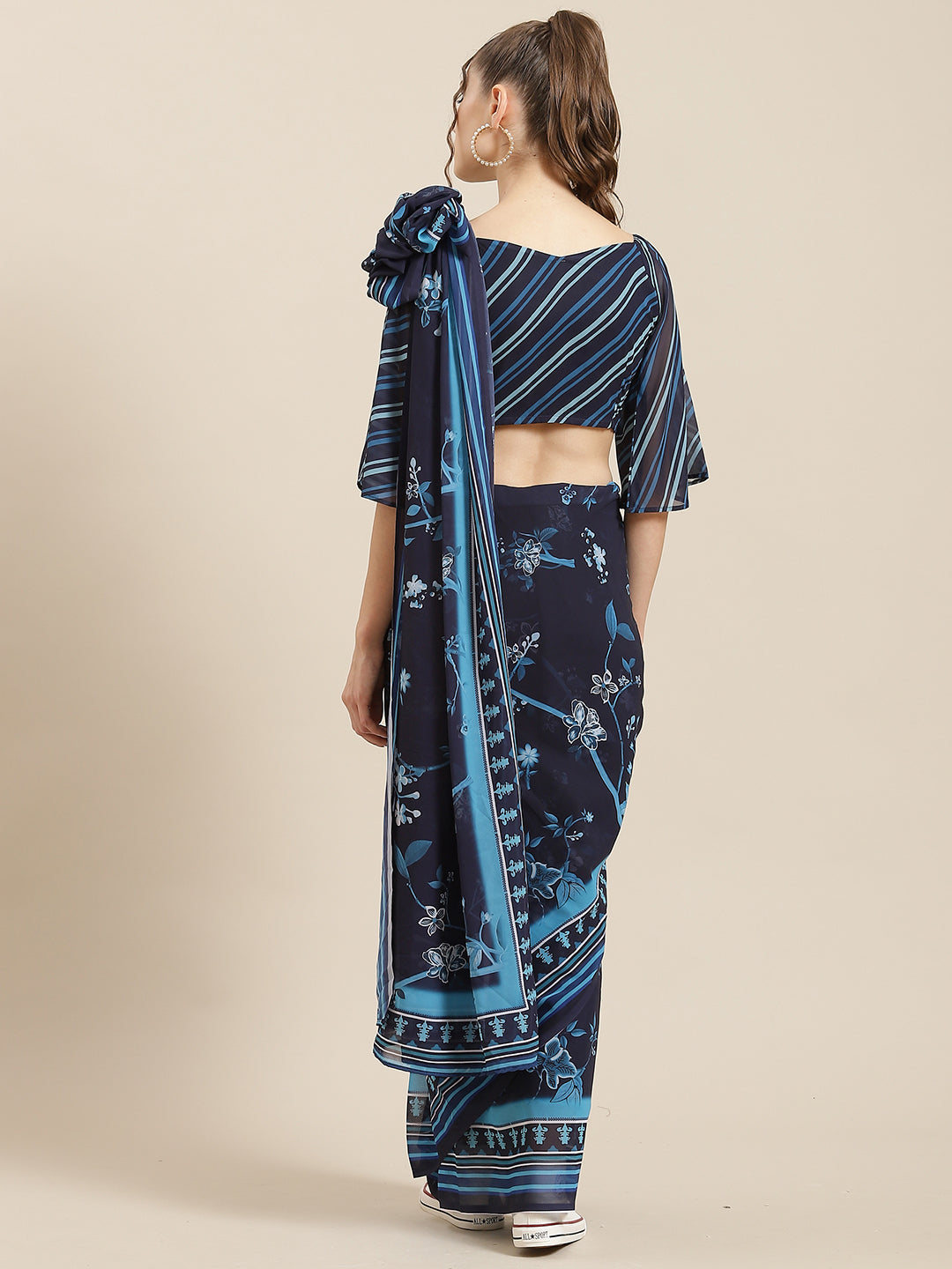 Women's Navy Blue Floral Print Saree With Blouse Piece