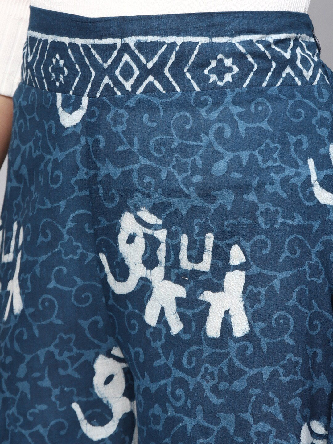 Women's  Navy Blue & White Flared Printed Palazzos