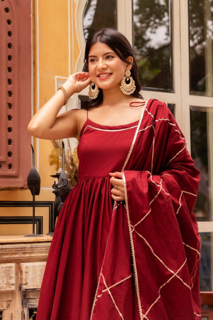 Women's Suhnari Maroon Cotton Tiered Anarkali Set With Cotton Gota Patti Dupatta